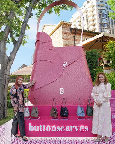 Linda Anggrea dan Ozlem Sahin di The Giant Britney Bag, Istanbul