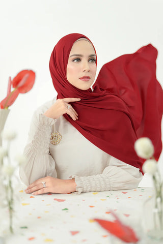kostum merah putih Zara Shawl in Red dengan blouse putih