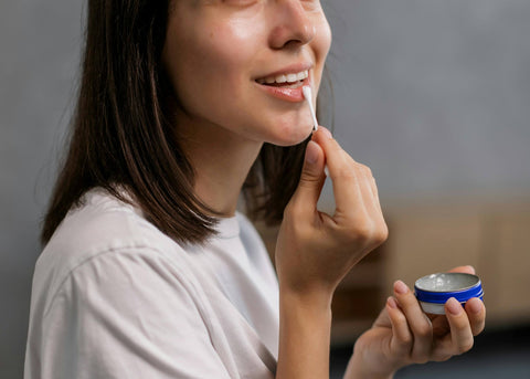 mengatasi bibir gelap dengan Lakukan eksfoliasi bibir