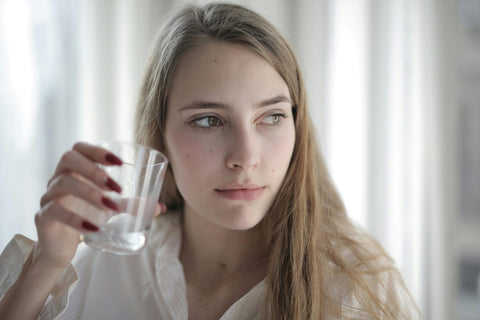 mengatasi bibir gelap: Minum air yang cukup