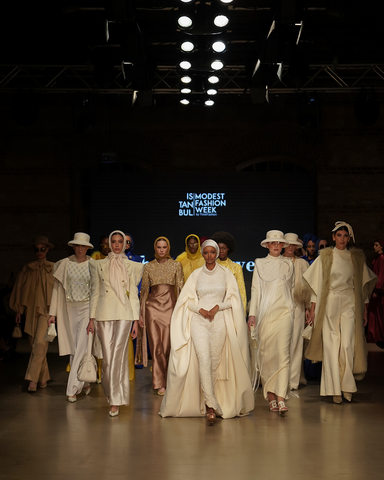 Halima Aden di Runway Buttonscarves, Istanbul Modest Fashion Week