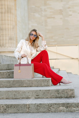 Wujudkan vibrant style dengan red pants, blazer, dan tote bag beraksen monogram. Tampilan kali ini dapat jadi OOTD yang sempurna dipakai untuk meeting bersama klien.