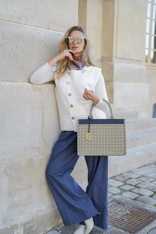 Tampil elegan dengan kombinasi white dan navy outfit. Di antara outfit yang serba polos ini, Bimu Jacquard Tote Bag dengan detail monogramnya yang classy dapat jadi fashion statement yang menonjol pada penampilanmu!