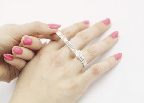 Gunakan pengukur cincin (ring sizer)