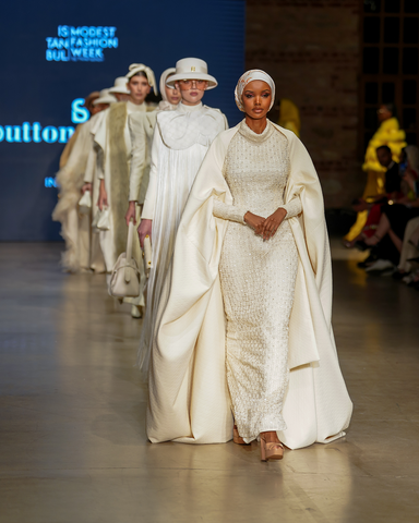 Halima Aden di Runway Buttonscarves, Istanbul Modest Fashion Week