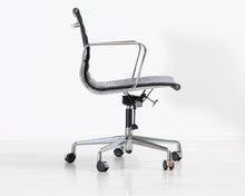Load image into Gallery viewer, Vitra Aluminium Chair EA 118 -työtuoli
