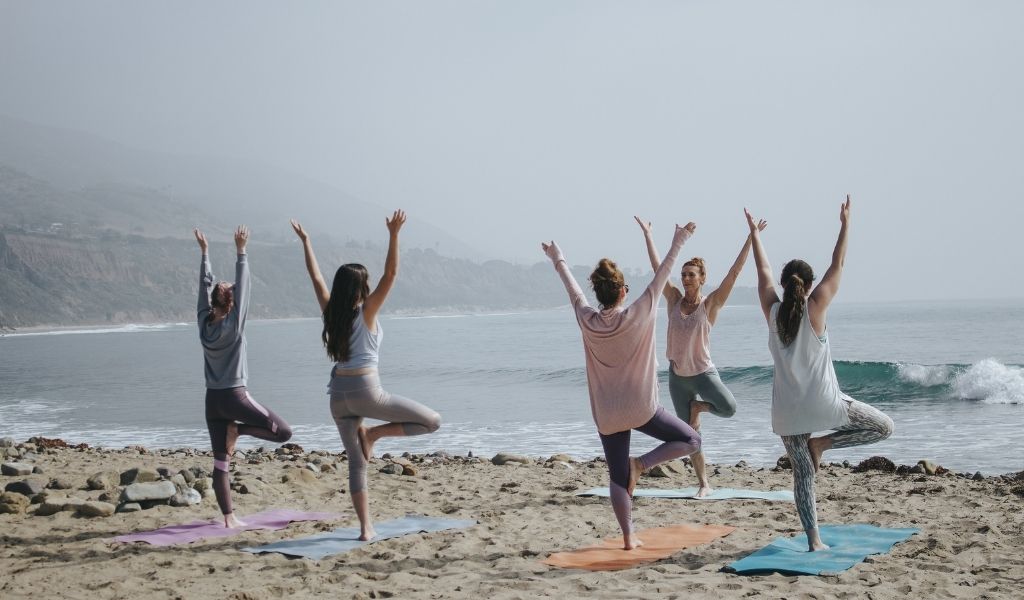 pratiquer le yoga en plein air avec des copines