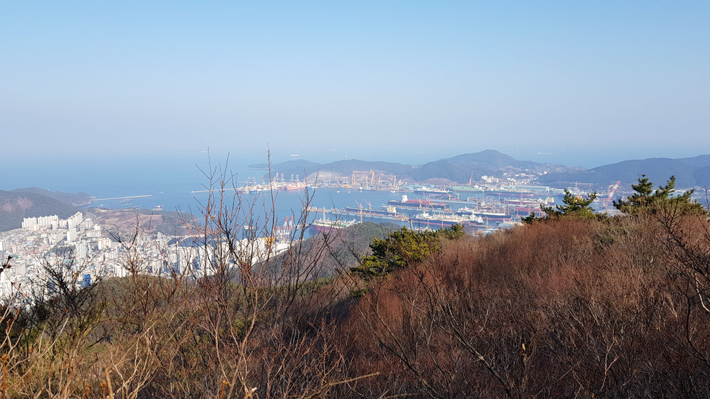 Montagne et vue du port de Geoje