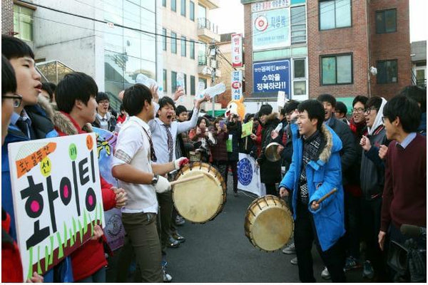 Personnes encourent les étudiants coréens avant les examens