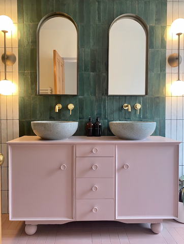 Meuble de salle de bain peint en rose