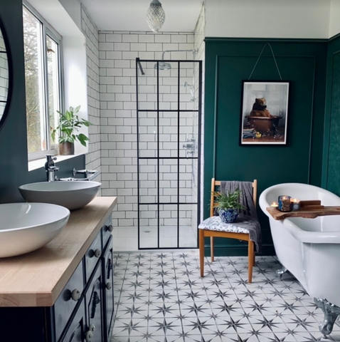 Salle de bain au style vintage avec murs peints en vert foncé
