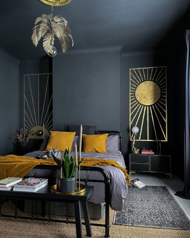 Chambre peinte en noire décorée avec des éléments dorés