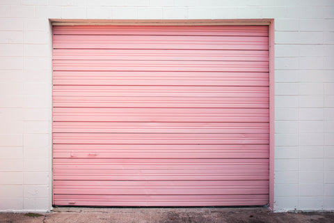 Porte de garage peinte en rose avec les peintures COAT Paints