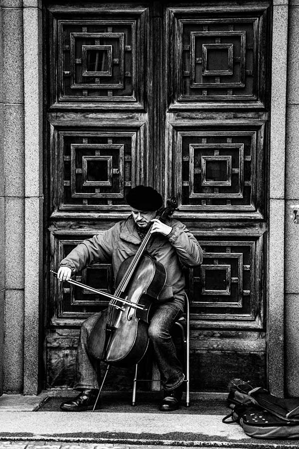 poster-a-cellist-on-the-street-artlia