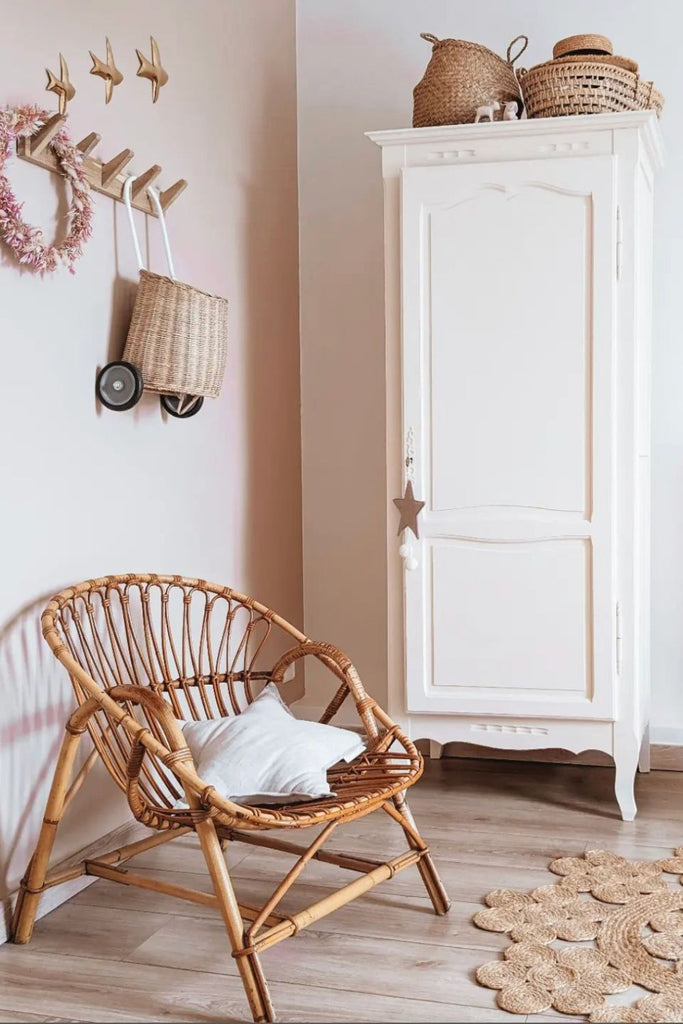 Petit mobilier en rotin dans la chambre d'enfant