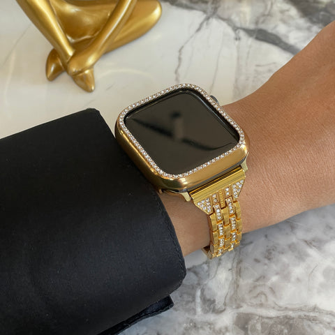Shiny Apple Watch band in gold colour on a wrist.