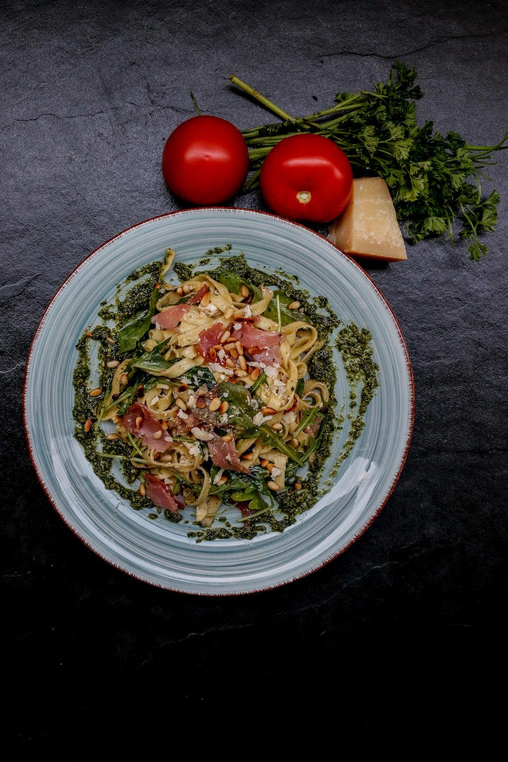 Nudelsalat Pesto Parmesan getrocknete Tomaten Pinienkerne Tomaten