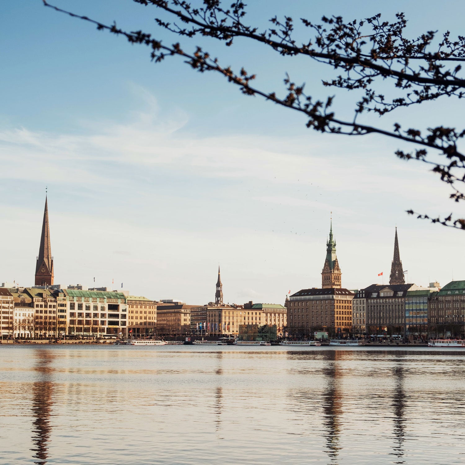 Uitzicht over de Alster op het centrum van Hamburg