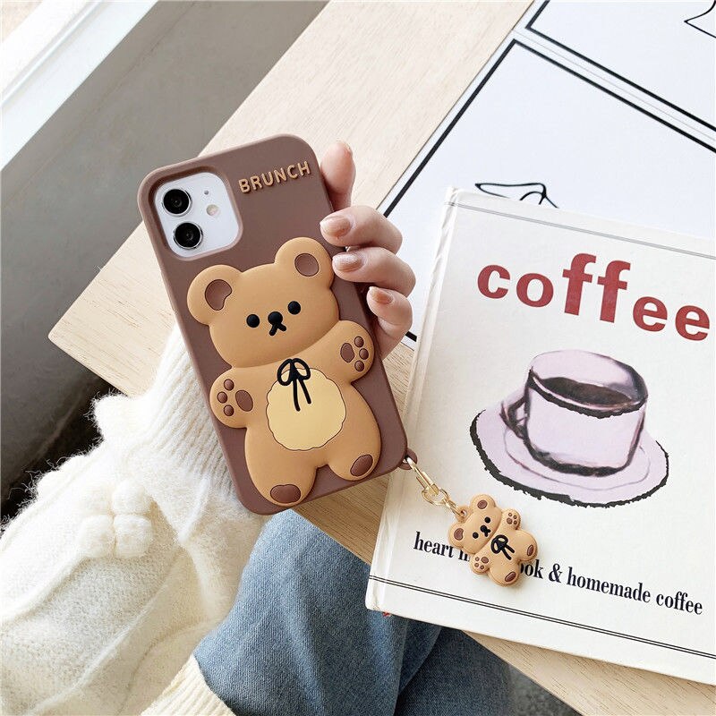 Bao da iPhone Brunch Bear với hình ảnh chú gấu vàng ngộ nghĩnh trong không gian ăn sáng sẽ khiến chiếc điện thoại của bạn trở nên thật đáng yêu và ấn tượng. Hãy trang trí cho chiếc iPhone của mình như thật bằng chiếc bao da này.