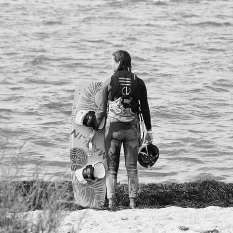 Kitesurfer Women beginner at the beach