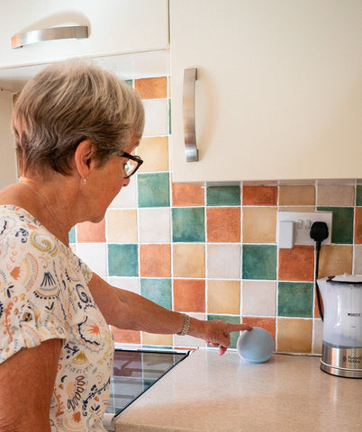 elderly woman using a smartspeaker