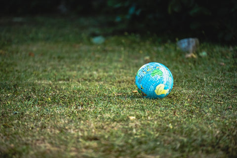 Balle relaxante sur de l'herbe