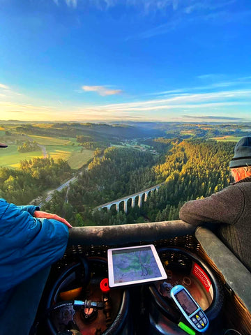 Vue panoramique sur le pont de Pontempeyrat en Auvergne lors d'un voyage en montgolfière