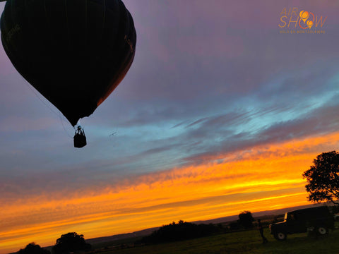 Montgolfière Airshow prenant son envol au lever du soleil