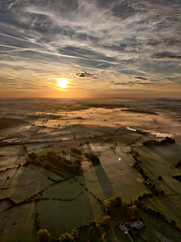 Vue panoramique des beaux paysages de France en montgolfière