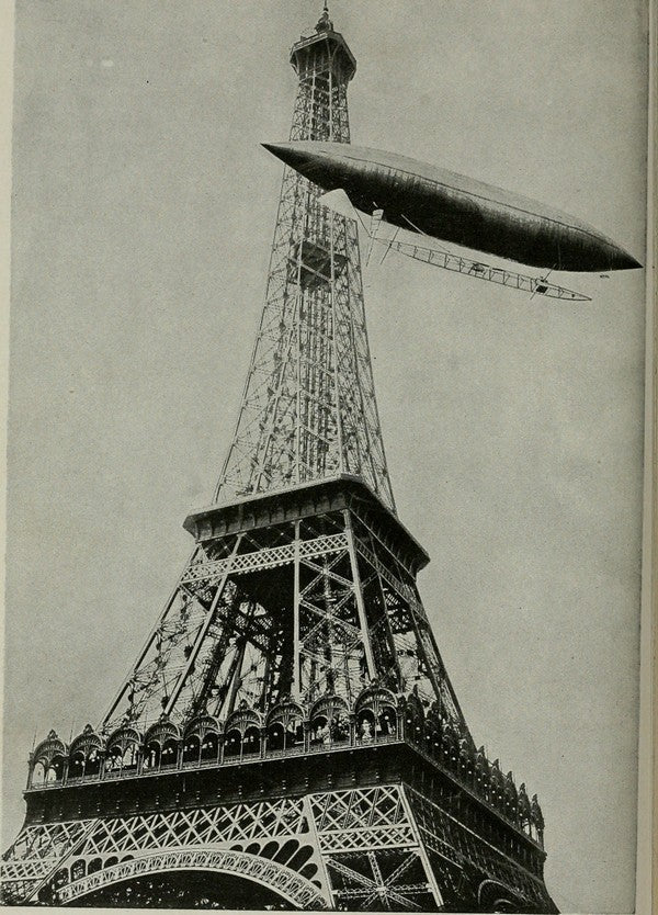 Santos-Dumont survole Paris avec son ballon dirigeable Numéro 5. ici près de la Tour Eiffel