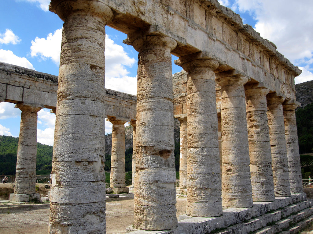 Photo of the Greek Doric temple at Segesta, Sicily.