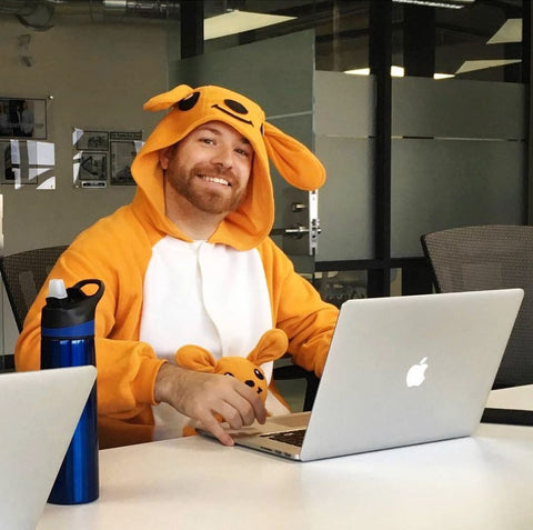 Ragazzo indossa un Kigurumi Canguro mentre lavora in Smartworking