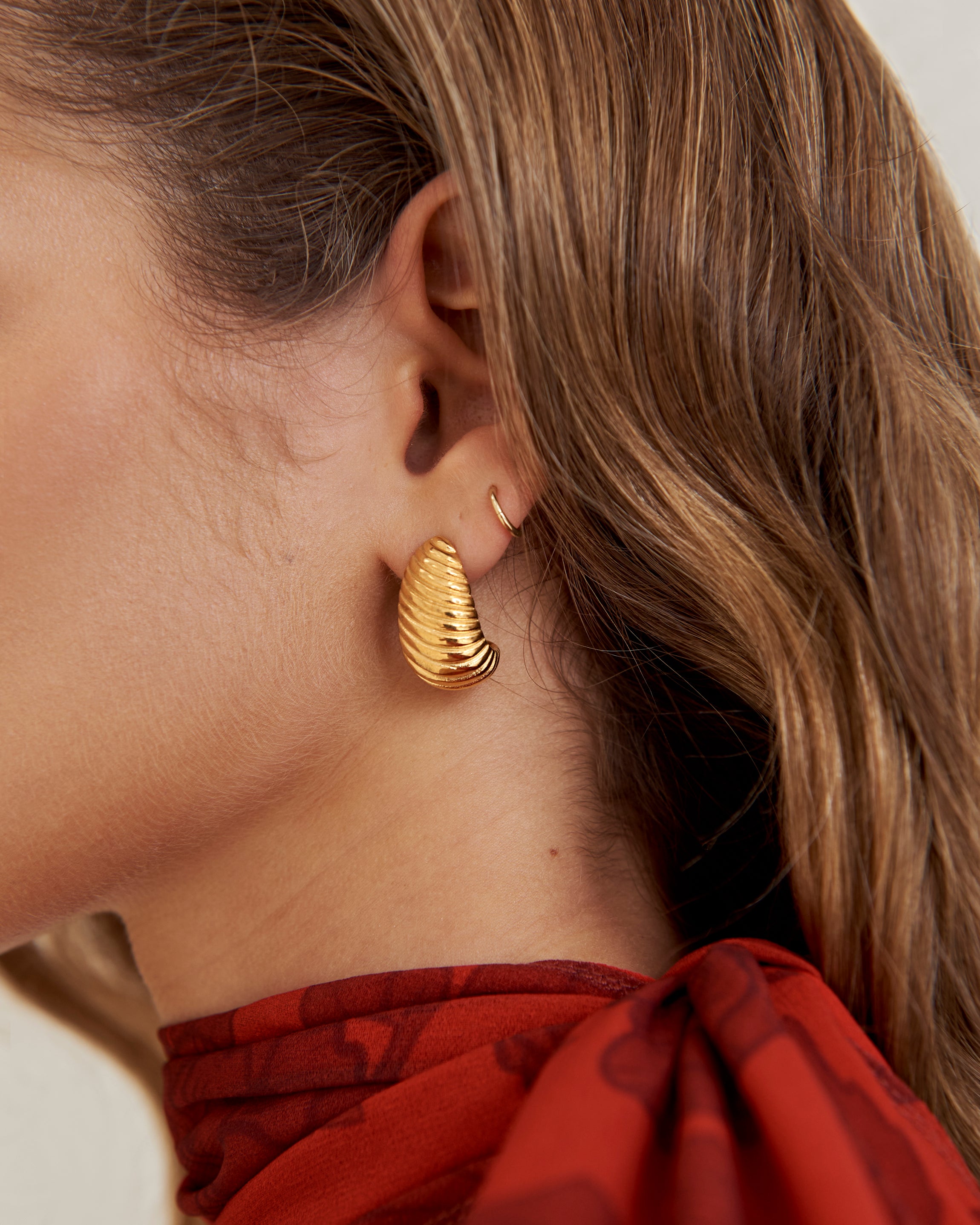 Semi-hoop Relief Gold Earrings