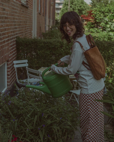 Alejandra Cerda in her Copenhagen garden with Midi Curie bag
