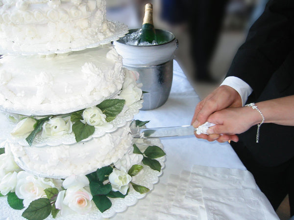 Who Is Meant To Cut The First Slice Of A Wedding Cake?