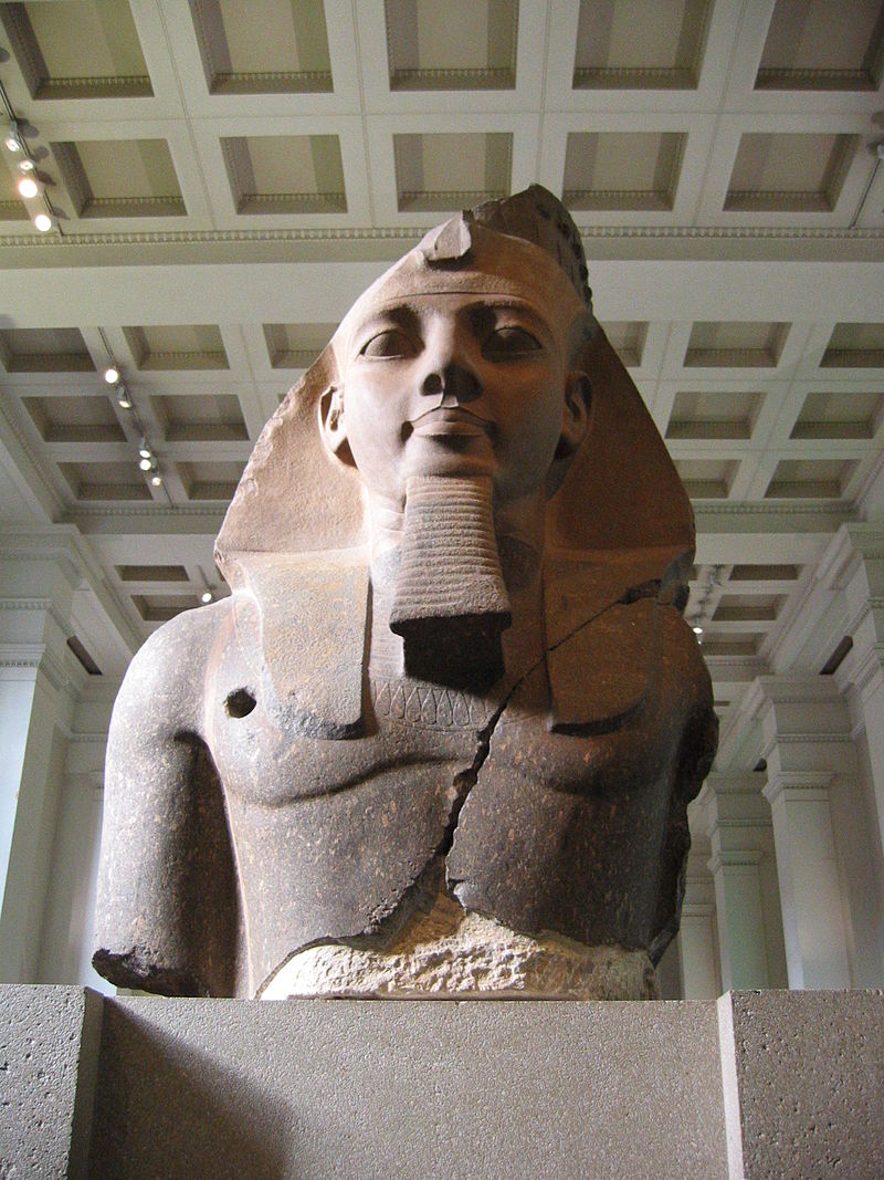 Jongere memnon, een kolossale figuur te zien in het British Museum.