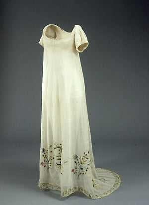 Robe de mariée en gaze de coton écru brodée de tambourin, 1817. Portée par Anne Marie Velshous lorsqu'elle a épousé Johan Christian Kerrn, menuisier et général des pompiers, en 1817.