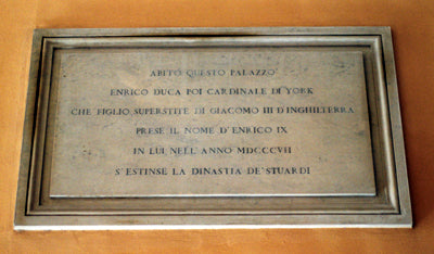 Une plaque en italienne dans la cour de Palazzo Balestra, anciennement Palazzo Muti, fait référence au cardinal Henry Duke of York comme Henry IX et à son père comme James III, et il note que la mort d'Henry en 1807 a éteint la dynastie Stuart.