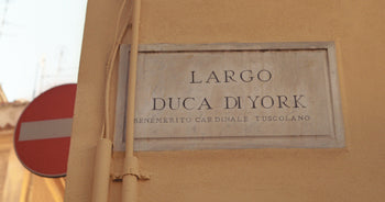 À Frascati, où Henri fut évêque pendant 46 ans, le panneau de la rue « Largo Duca di York » fait référence à Henri duc d