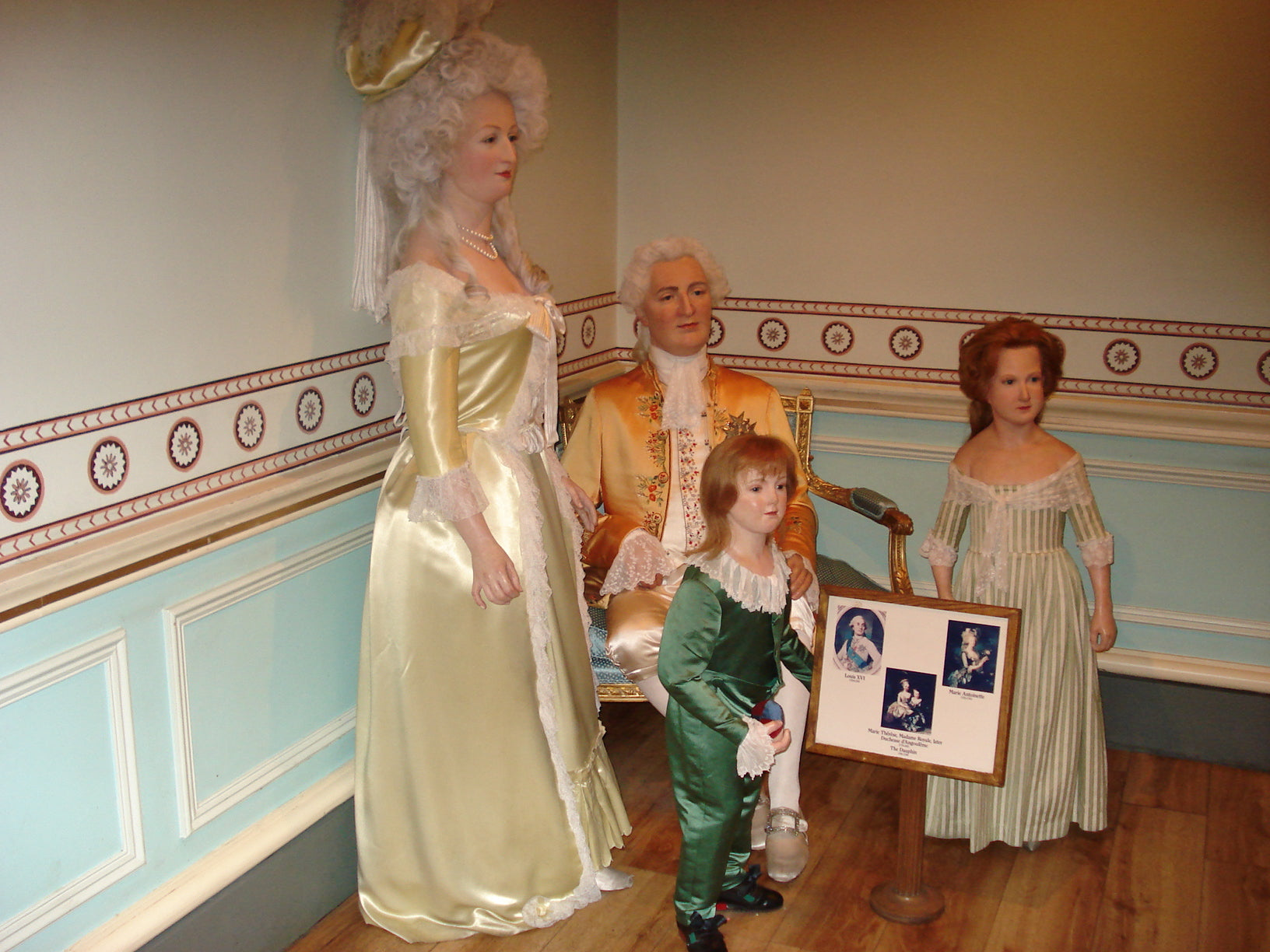 La famille royale française, sur le modèle de Madame Tussaud.