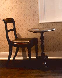 La table d'écriture et la chaise de Jane Austen sont typiques de la période.