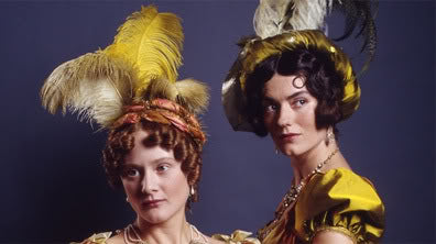 Les sœurs de Bingley incarnent le style et l'élégance de Londres en 1995 Pride and Prejudice de A & E / BBC.