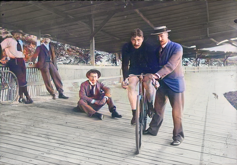 Zomer 1897 - Jaap Eden op de houten wielerbaan in het Willemspark - Amsterdam.