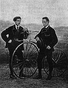 James Moore, (rechts) winnaar van de eerste officiële wielerwedstrijd