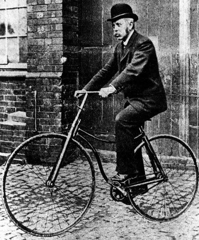 John Kemp Starley op de Rover safety, de basis van de moderne fiets