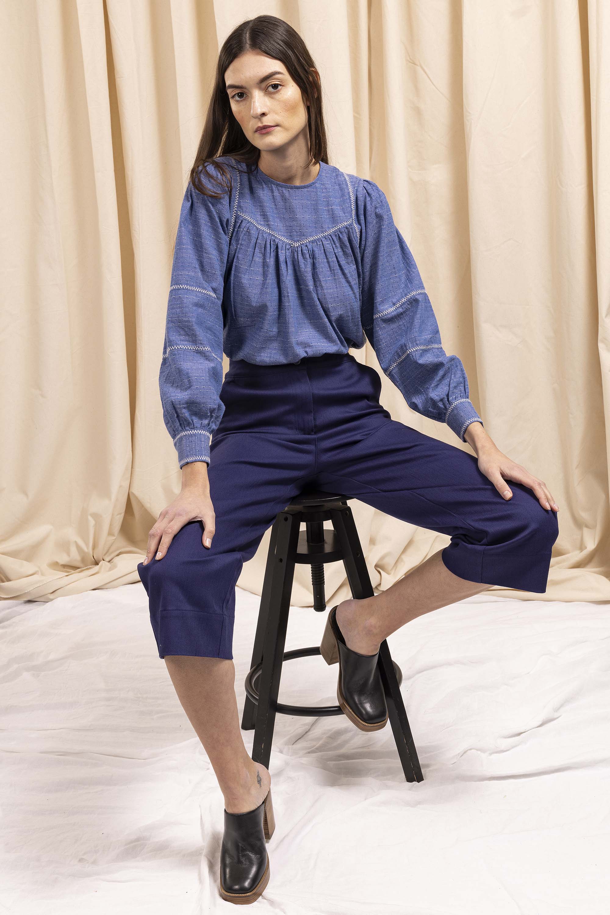 Women's indigo blue pants with high waist, wide legs and Italian pockets