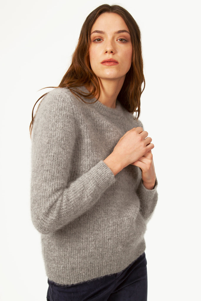 Female mannequin wearing a light gray sweater in textured knit round neck in alpaca knit thick and warm winter dressing trend and quality