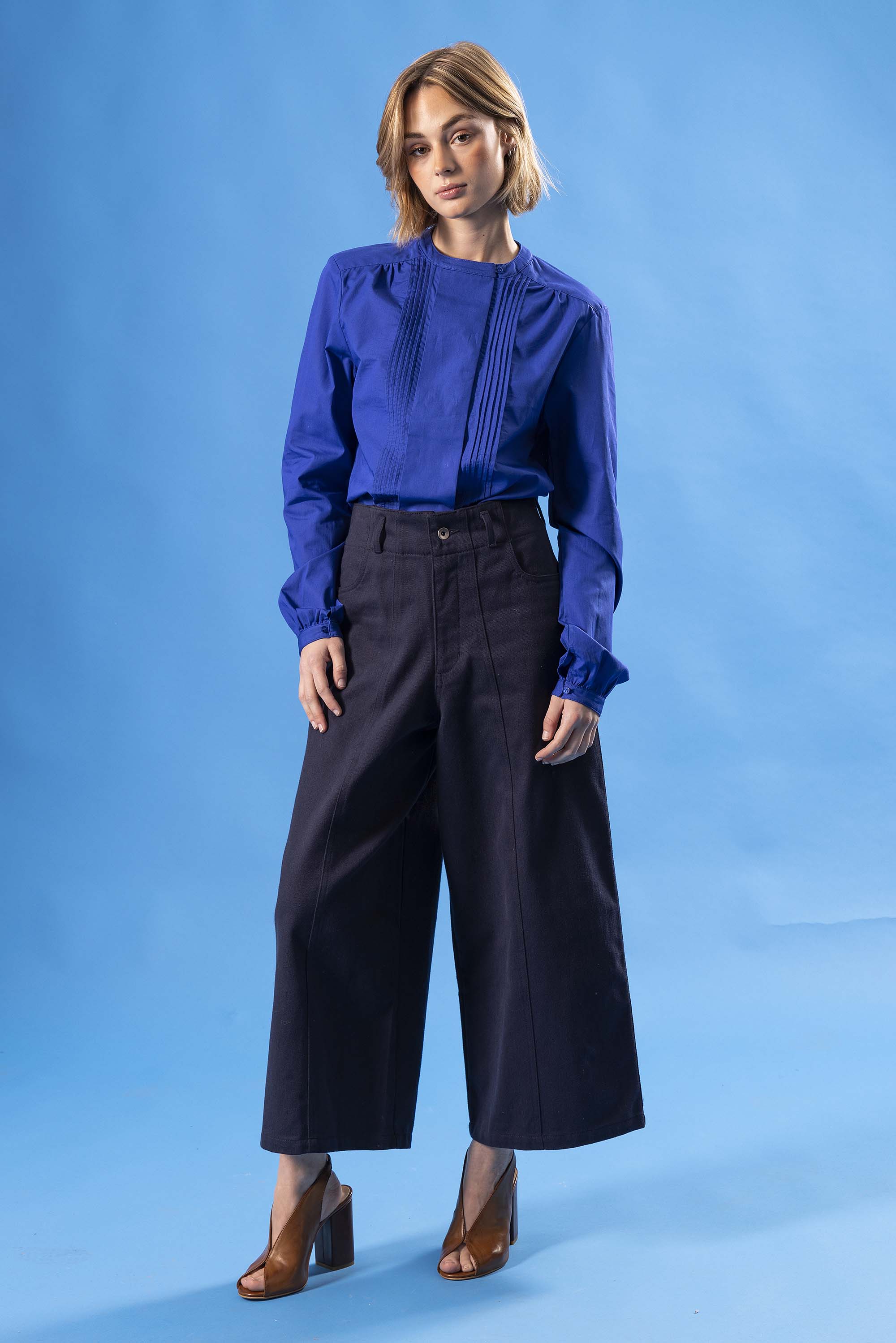 Pantalon bleu marine femme taille haute et silhouette décontractée 