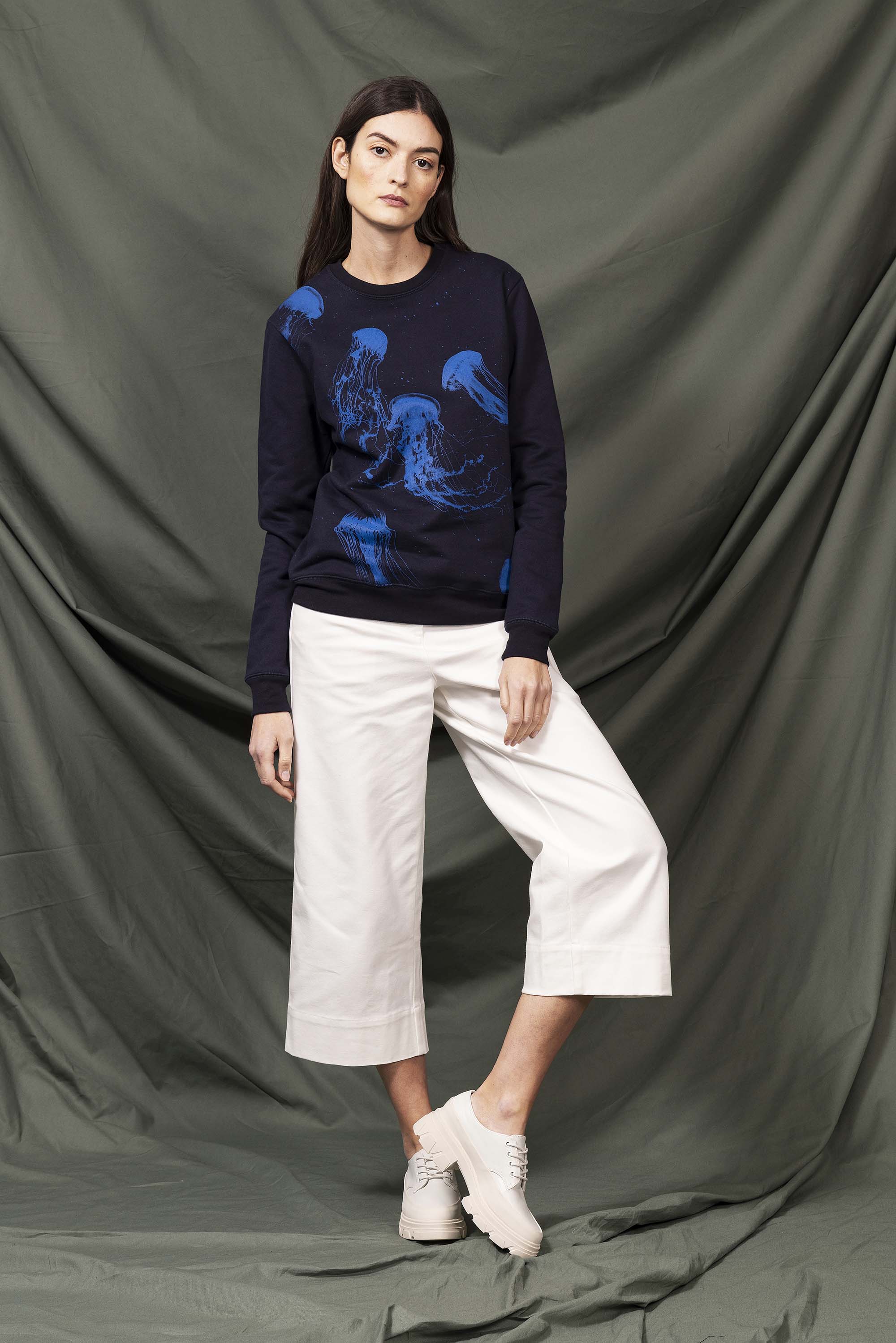 Women's white trousers and navy blue sweatshirt with jellyfish print