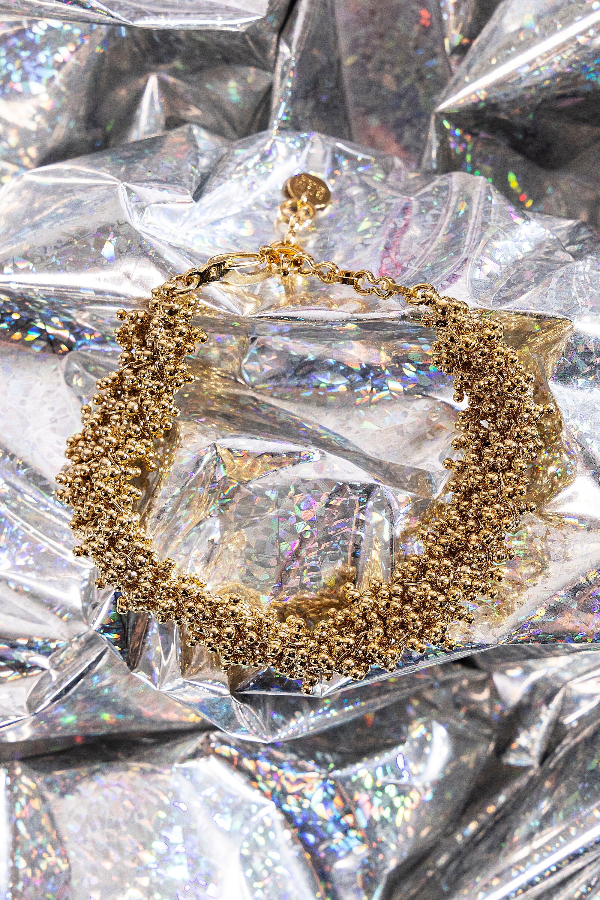 bracelet doré à l'or fin avec fermoir ajustable orné de strass misericordia créateur indépendant bdm studio 